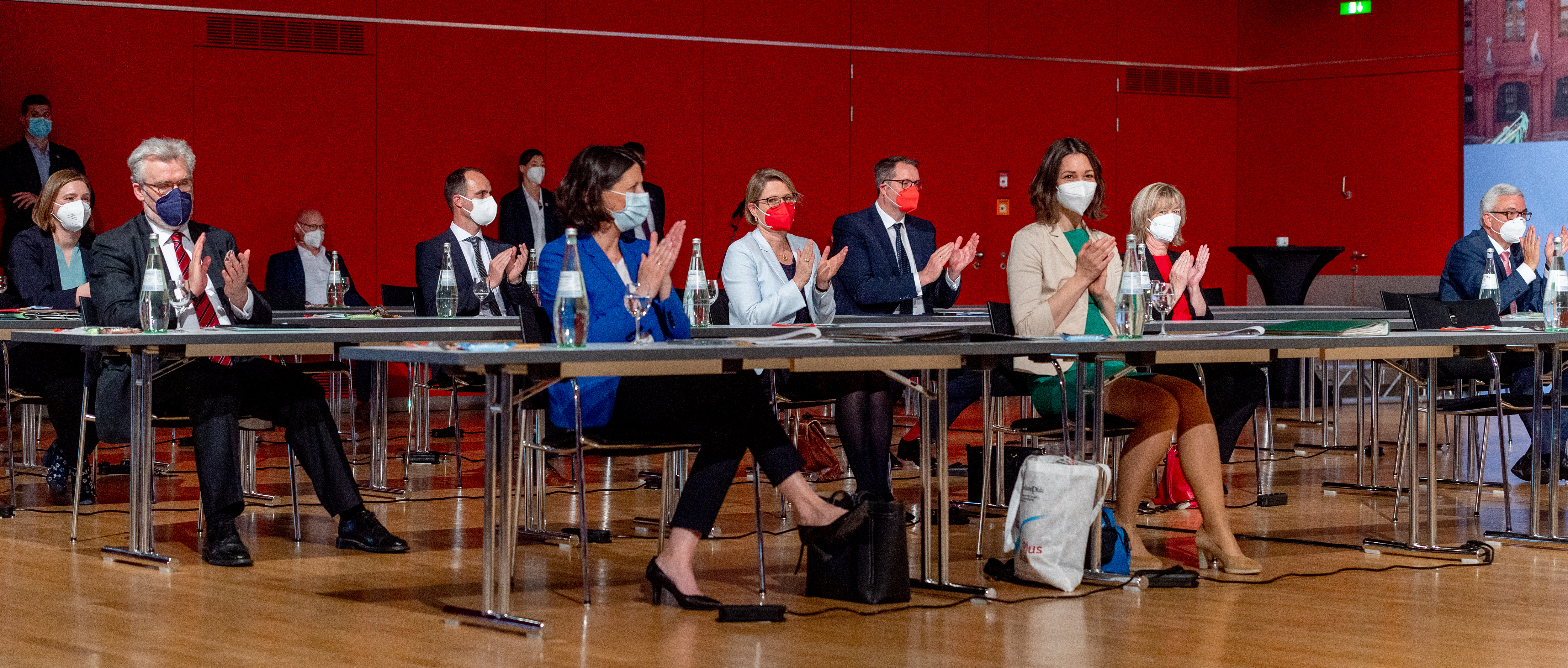 Die Ministerinnen und Minister klatschen Beifall.