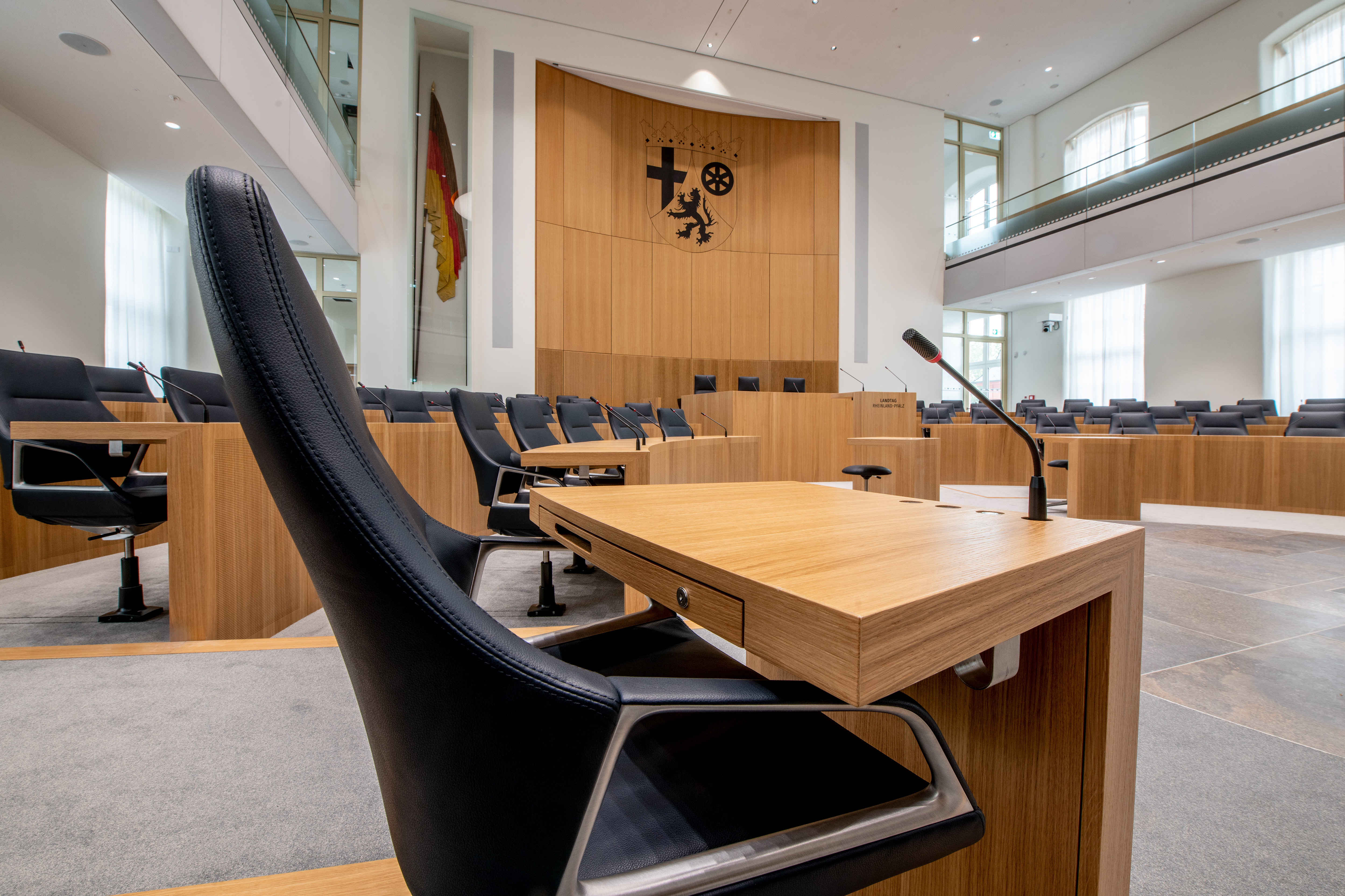leerer Plenarsaal - Sitz eines Abgeordneten im Fokus