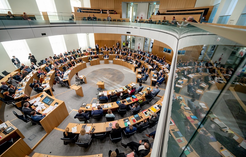 Plenum Besuchertribüne von rechts 