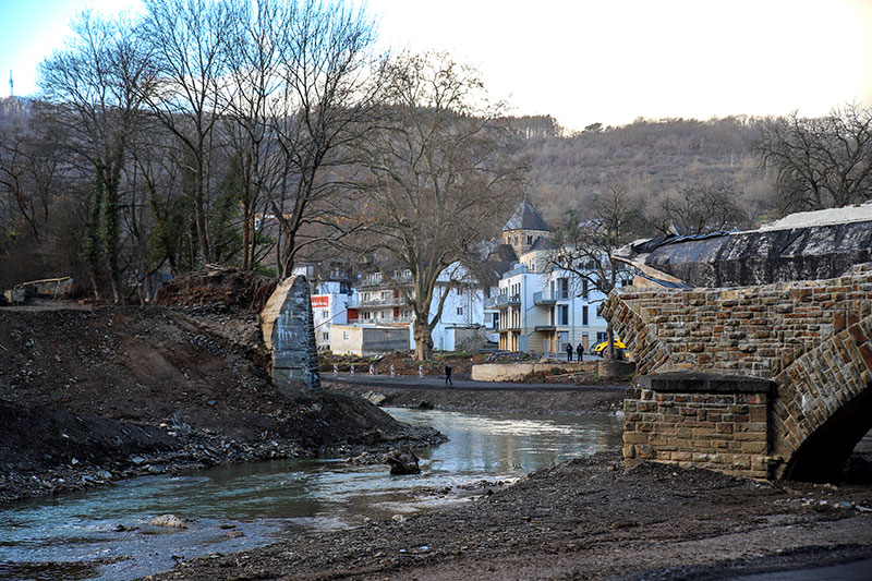 Zerstörte Brücke im Ahrtal 