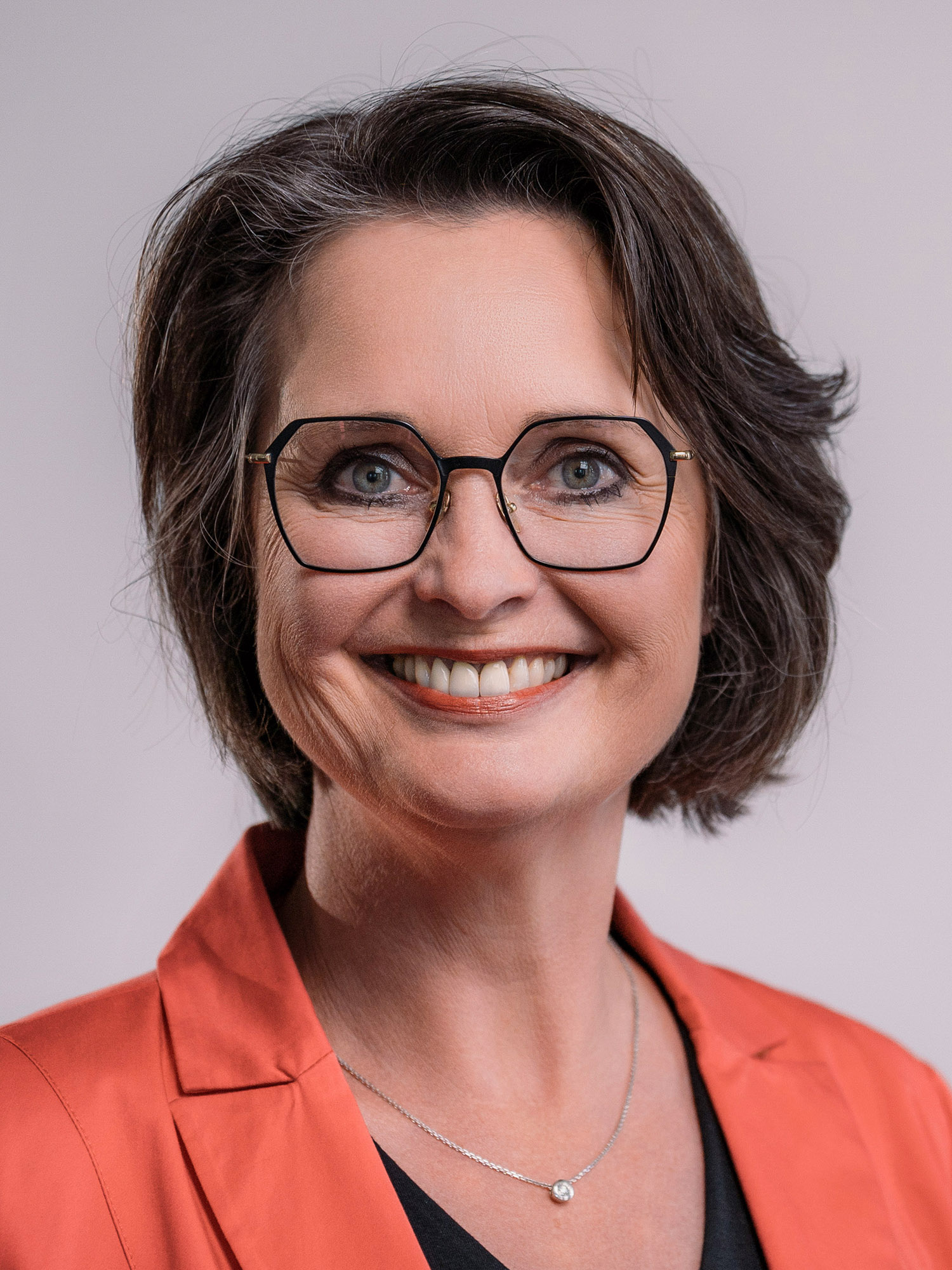Die Vizepräsidentin des Landtags Rheinland-Pfalz, Kathrin Anklam-Trapp. Das Foto ist ein vertikal ausgerichtetes Portrait