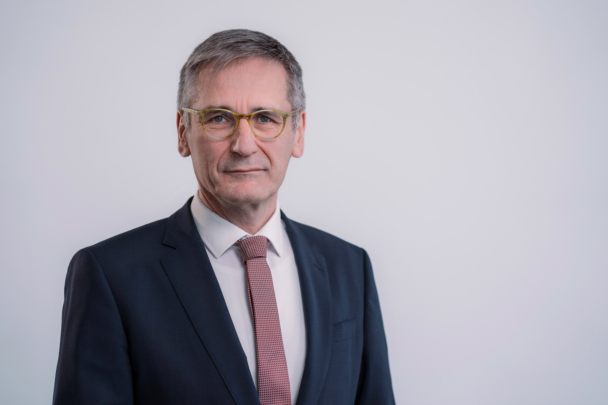 Portrait des Landtagspräsidenten Rheinland-Pfalz,  Hendrik Hering; der Präsident trägt ein dunkelgraues Jacket und eine rot-weiß gemusterte Krawatte