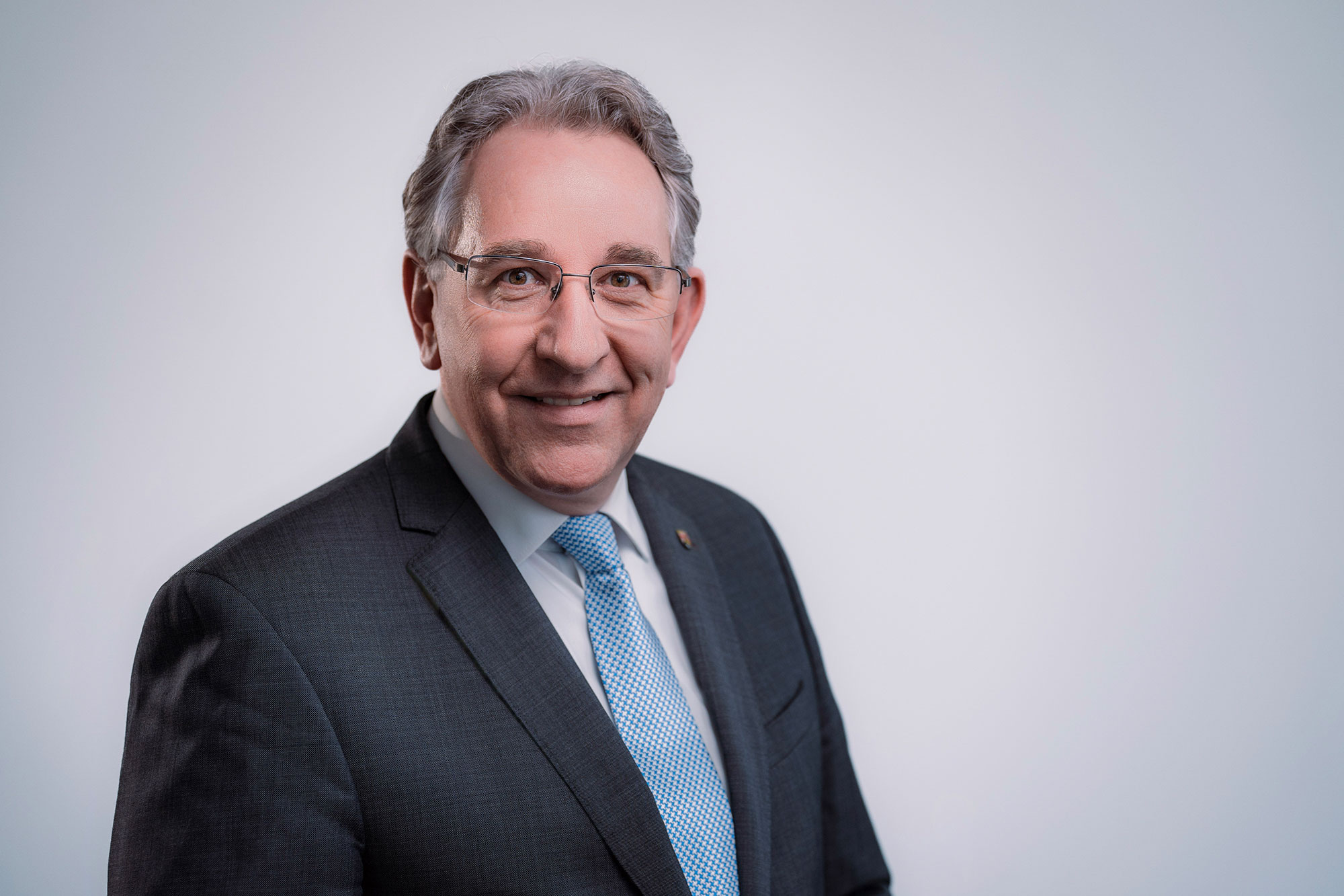 Der Vizepräsident des Landtags Rheinland-Pfalz, Matthias Lammert. Das Foto ist ein horizontal ausgerichtetes Portrait mit grauem Hintergrund