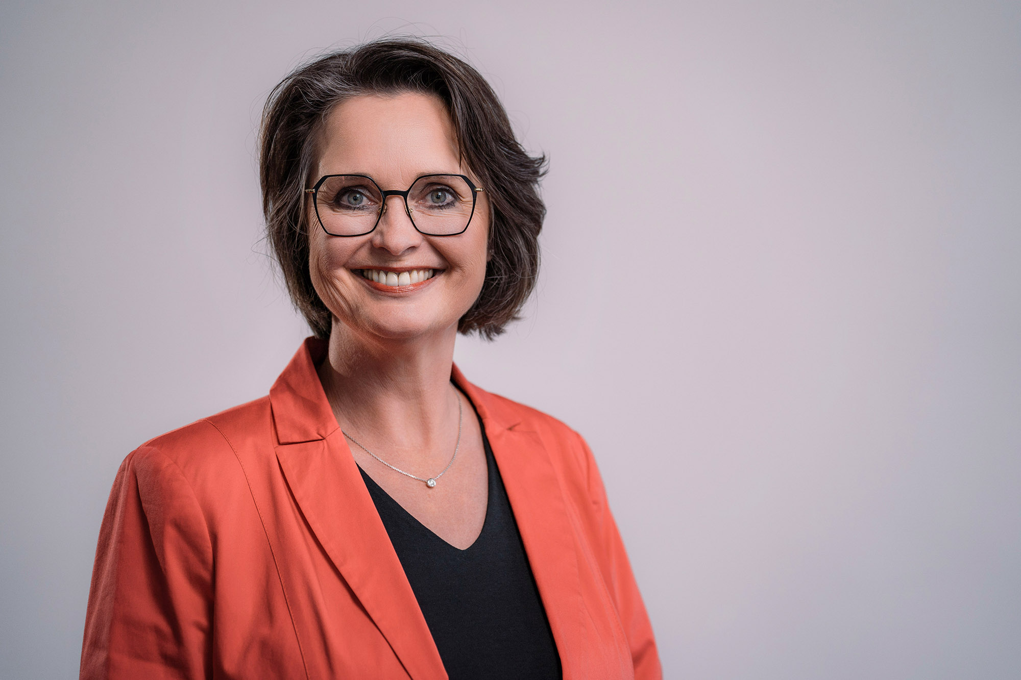 Die Vizepräsidentin des Landtags Rheinland-Pfalz, Kathrin Anklam-Trapp. Das Foto ist ein horizontal ausgerichtetes Portrait mit grauem Hintergrund