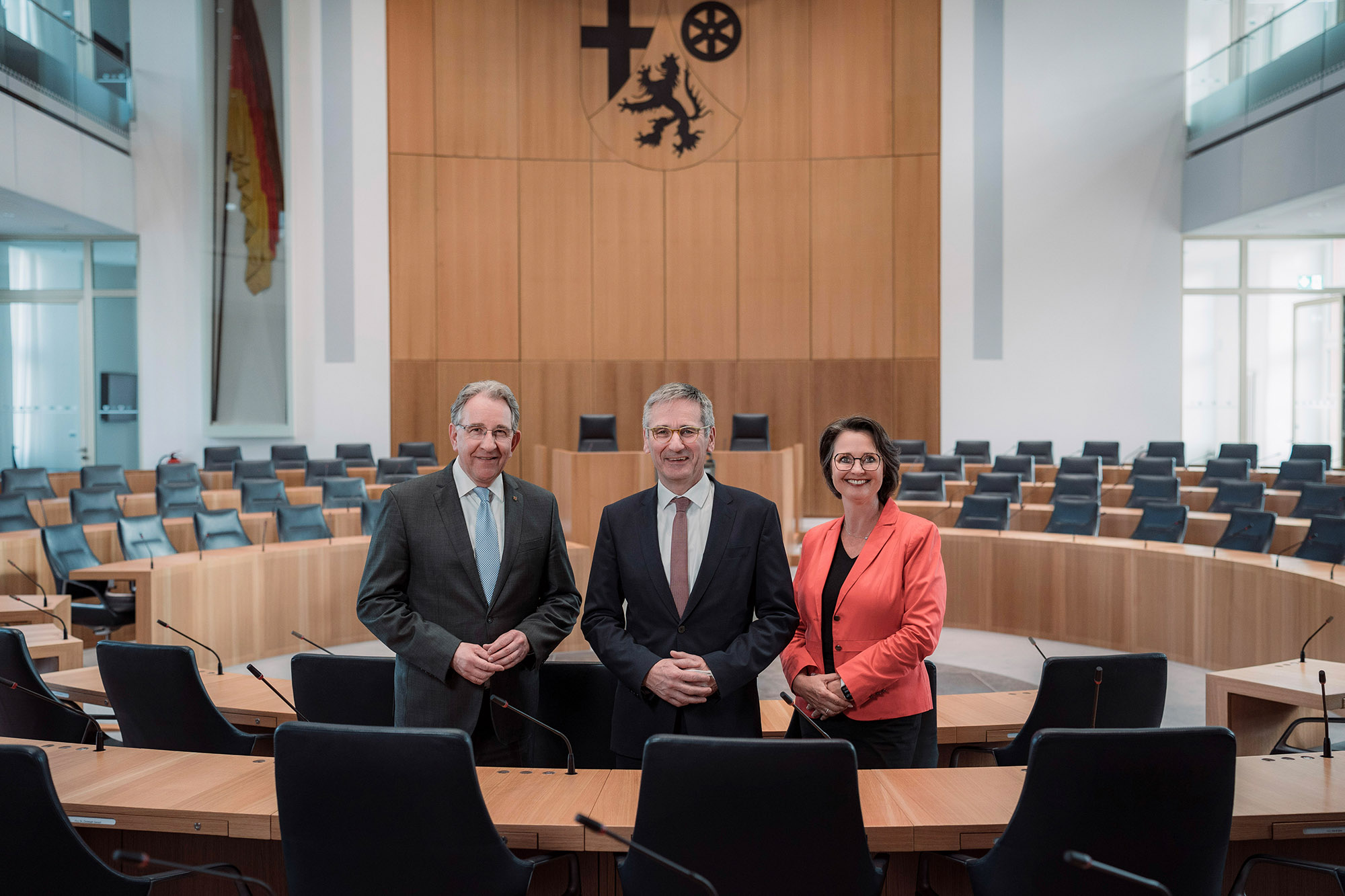 Der Vorstand des Landtags zwischen den Sitzplätzen der Abgeordneten im Plenarsaal des Landtags.