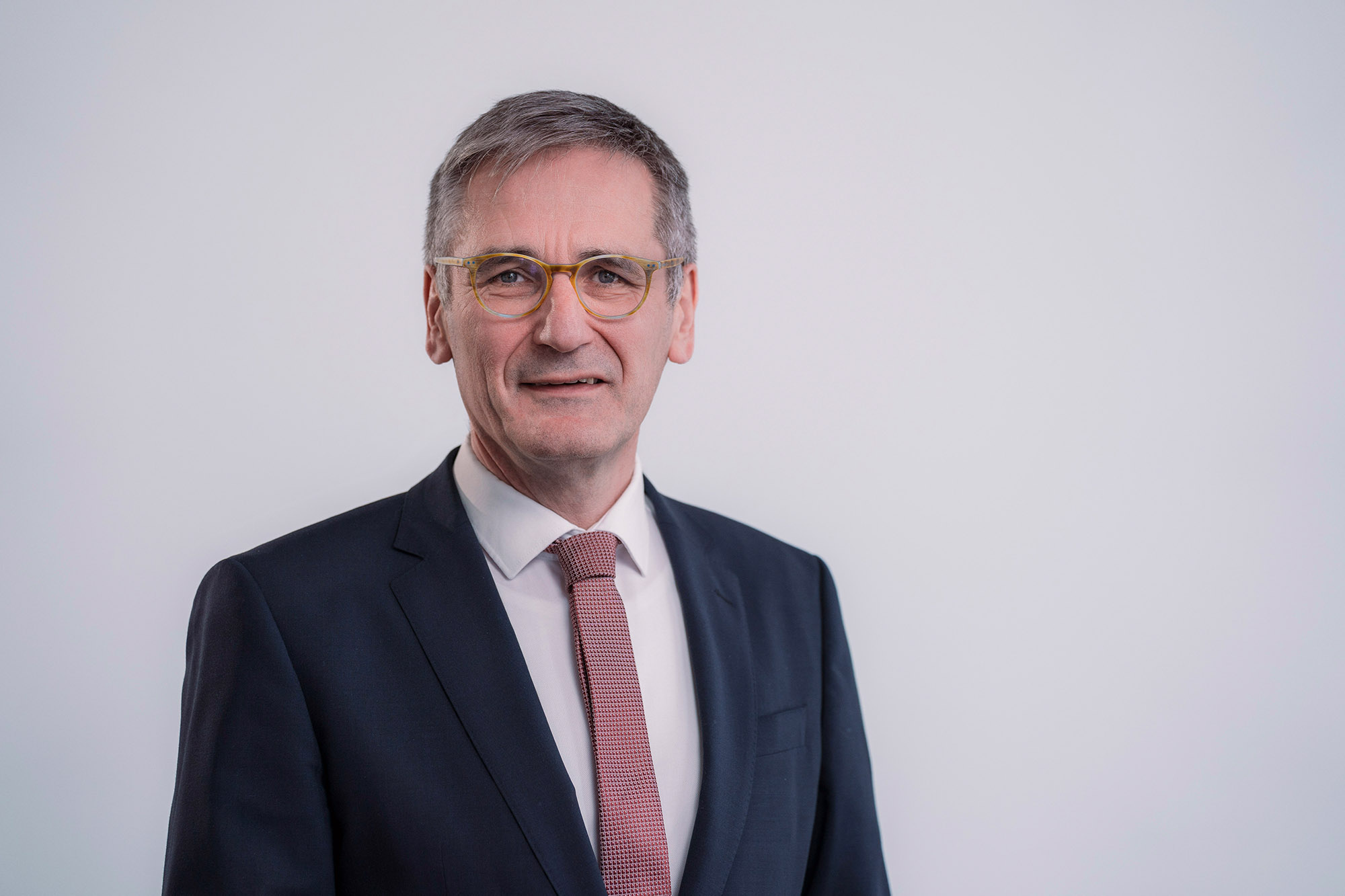Portrait des Landtagspräsidenten Rheinland-Pfalz,  Hendrik Hering; der Präsident trägt ein dunkelgraues Jacket und eine rot-weiß gemusterte Krawatte