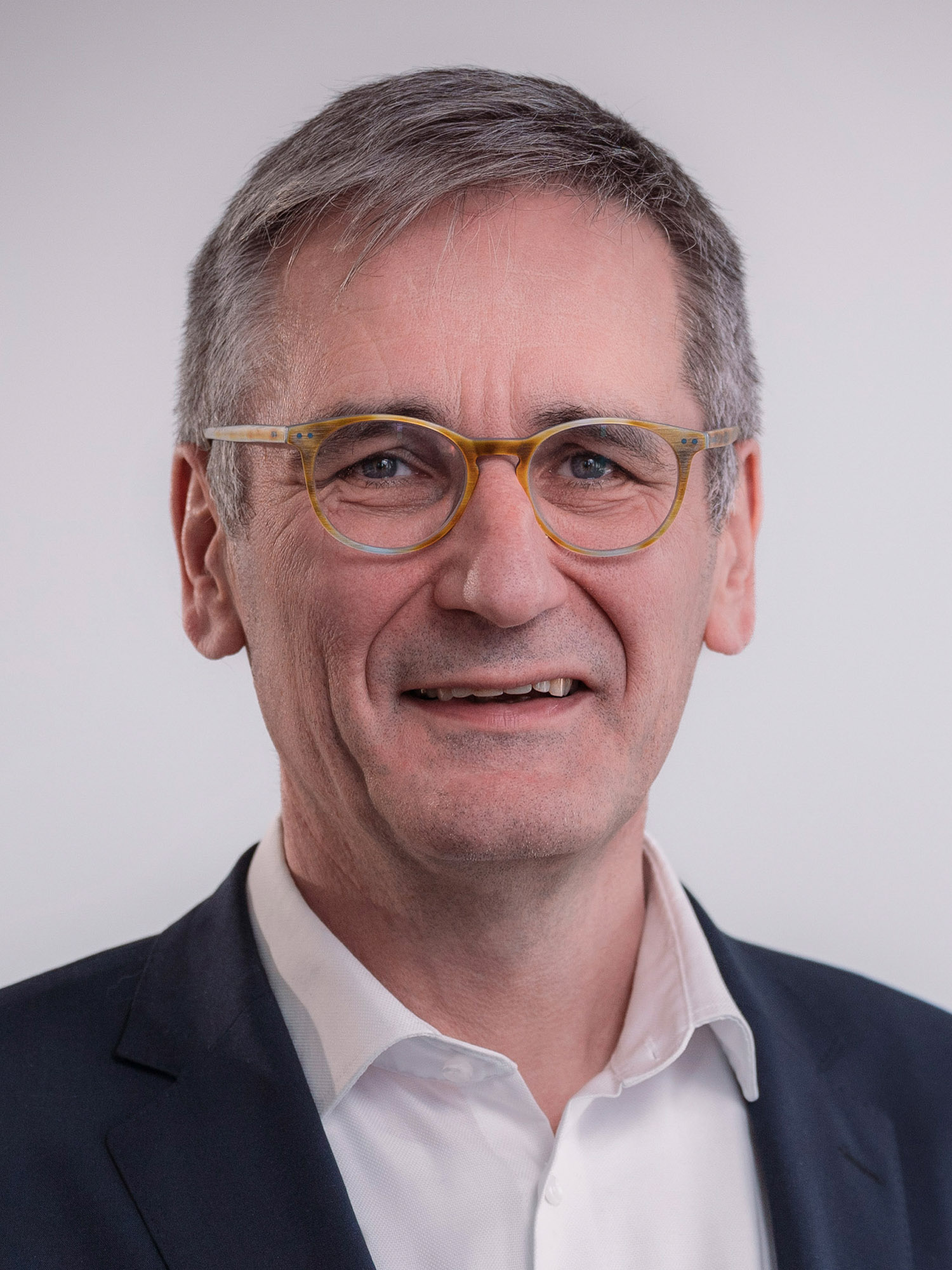 Portrait des Landtagspräsidenten Rheinland-Pfalz,  Hendrik Hering; das Bild ist hochkant; der Präsident trägt ein dunkelgraues Jacket