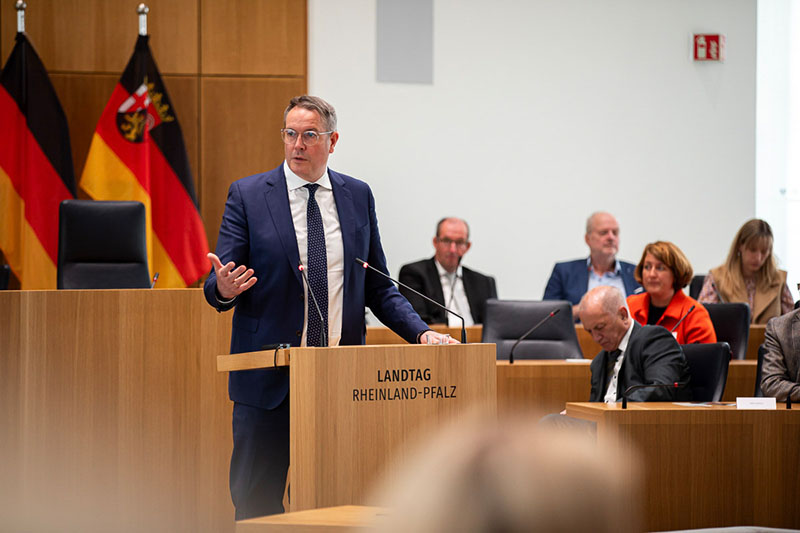 Der Ministerpräsident Alexander Schweitzer steht am Rednerpult.