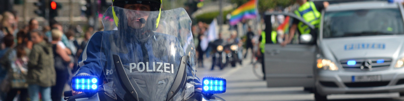 Polizist auf Motorrad