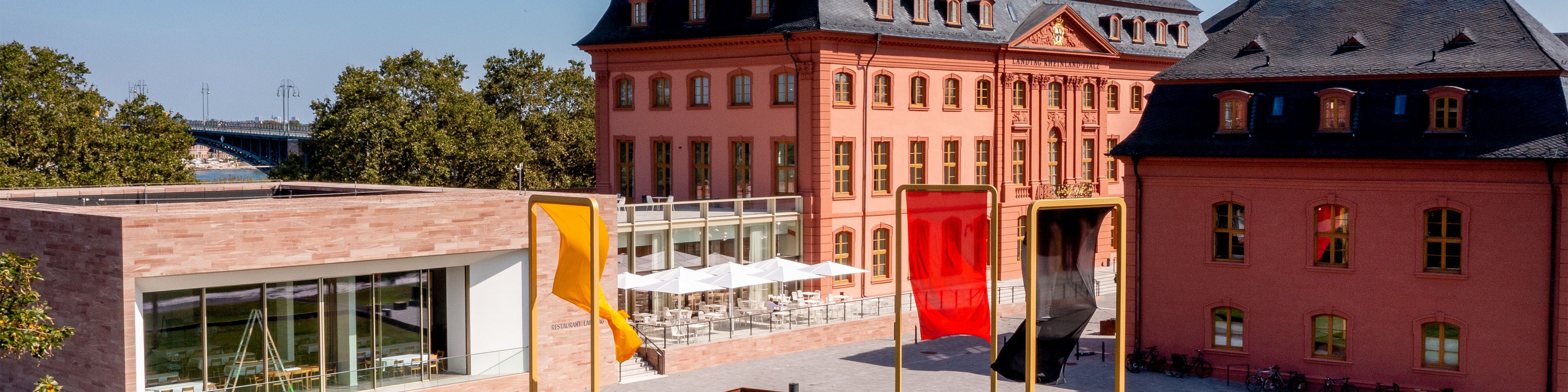 Deutschhaus Außenansicht inklusive Restaurant