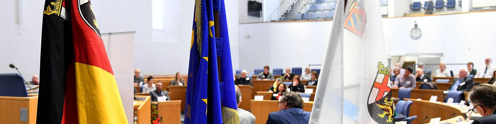 Flaggen im Plenarsaal: Rheinland-Pfalz, Europa, Rheinland-Pfalz/4er Netzwerk