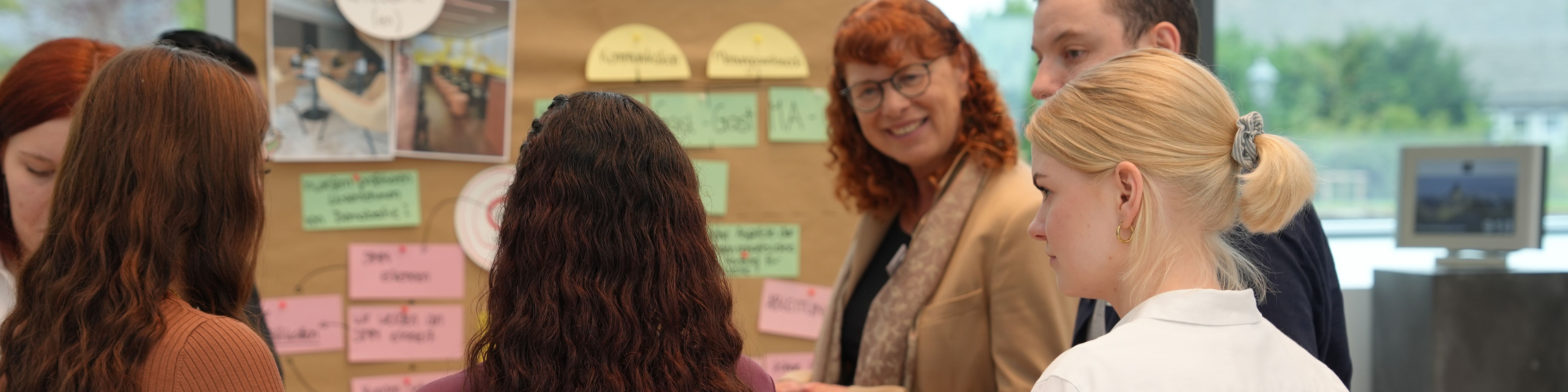 Angebote für Multiplikatoren Besuchsprogramme, Seminare und Fortbildungsangebote für Multiplikatoren der schulischen und außerschulischen Jugendbildung.rfeld des Austauschs beschrieben haben und zu einer sinnvollen Abbildung auf der Pinnwand zusammengestellt haben.