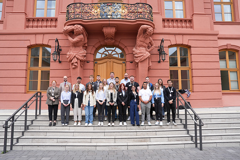 Gruppenbild vor dem Landtagsgebäude
