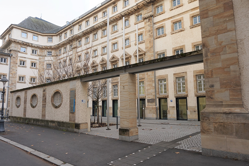 Zu sehen ist das Gebäude der Verwaltung - Diether-von-Isenburg-Straße 1 