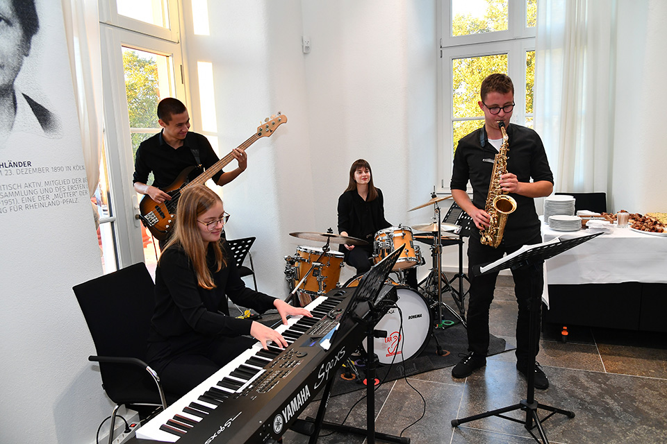 Die Band spielt im Foyer des Plenarsaals
