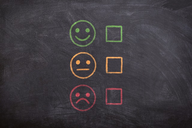 Symbolbild für Feedback, grüner lachender Smiley, orangener mittelguter Smiley, roter schlechter Smiley.