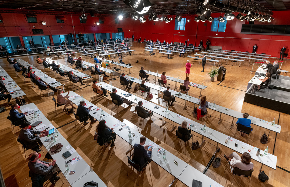 Alle Abgeordnete des Landtags sitzen an ihren Plätzen im Plenarsaal