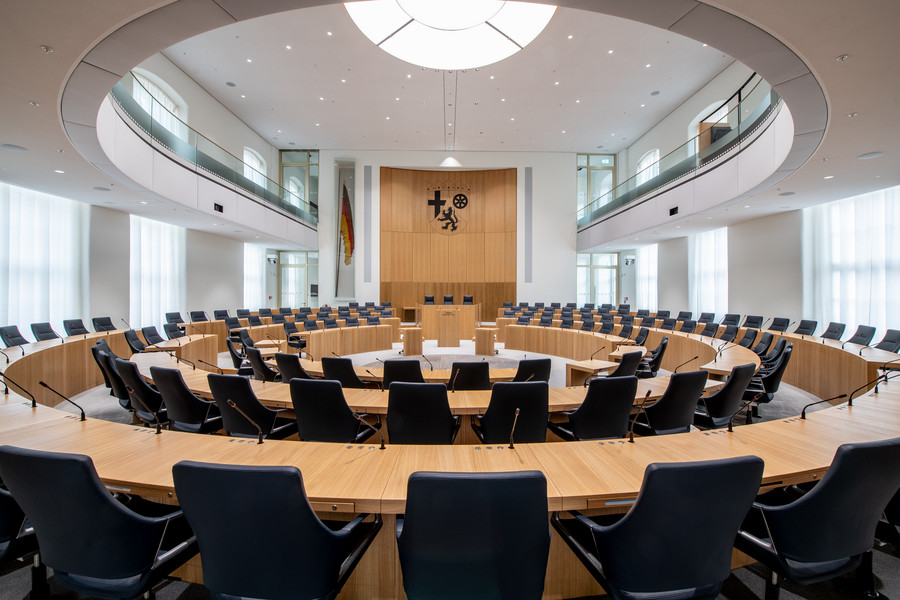 Leerer Plenarsaal im frisch sanierten Deutschhaus