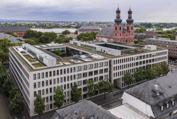 Abgeordnetenhaus und Ministerium aus der Vogelperspektive ©Landtag RLP / T. Silz Abgeordnetenhaus und Ministerium aus der Vogelperspektive