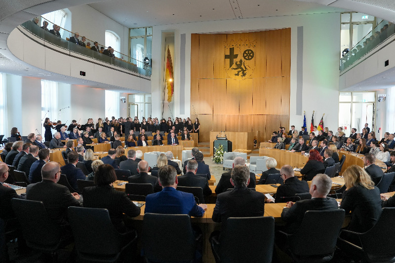Gedenkveranstaltung des Landtags aus Anlass des Tags des Gedenkens an die Opfer des Nationalsozialismus am 27. Januar 2024. Zu sehen ist der Plenarsaal und das Publikum von hinten mit Blick zum Rednerpult.