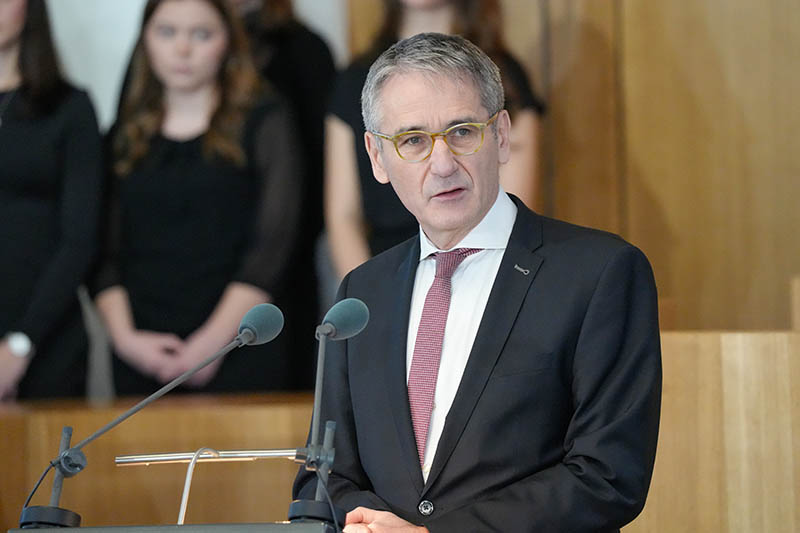 Landtagspräsident Hendrik Hering bei seiner Rede am Rednerpult im Plenarsaal.