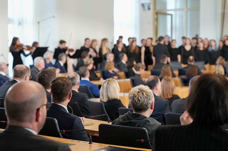 Auf dem Bild sieht man das Publikum im Plenarsaal.