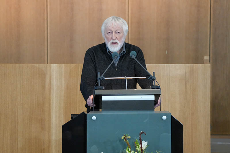Alfons Ludwig Ims bei seiner Rede am Rednerpult im Plenarsaal.