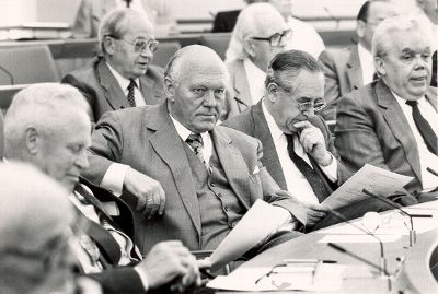 Gründungsversammlung der Vereinigung Ehemaliger Mitglieder des Landtags e.V. (eingetragener Verein); auf de Bild sind einige Gründungsmitglieder während der Sitzung zu sehen ©Landtag RLP Gründungsversammlung der Vereinigung Ehemaliger Mitglieder des Landtags e.V. (eingetragener Verein); auf de Bild sind einige Gründungsmitglieder während der Sitzung zu sehen