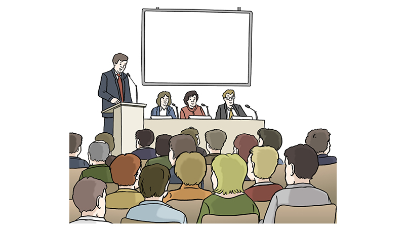 Eine Zeichnung von einer Veranstaltung. Eine Person steht am Redner-Pult auf einer Bühne. Die Person spricht in ein Mikrofon. 3 andere Personen sitzen daneben an einem Tisch. Sie haben auch ein Mikrofon. Die Gäste sitzen nebeneinander auf Stühlen. Sie schauen zur Bühne und hören zu.
