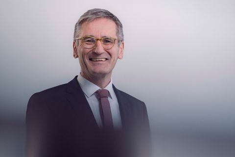Portrait des Landtagspräsidenten Rheinland-Pfalz,  Hendrik Hering; der Präsident trägt ein dunkelgraues Jacket und eine rot-weiß gemusterte Krawatte; das Bild ist mit Unschärfe-Effekten bearbeitet