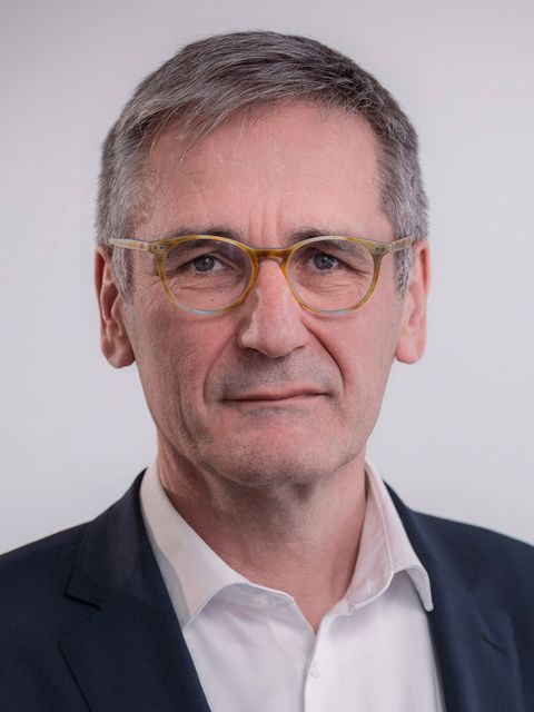 Portrait des Landtagspräsidenten Rheinland-Pfalz,  Hendrik Hering; das Bild ist hochkant; der Präsident trägt ein dunkelgraues Jacket