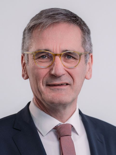 Portrait des Landtagspräsidenten Rheinland-Pfalz,  Hendrik Hering; das Bild ist hochkant; der Präsident trägt ein dunkelgraues Jacket und eine rot-weiß gemusterte Krawatte