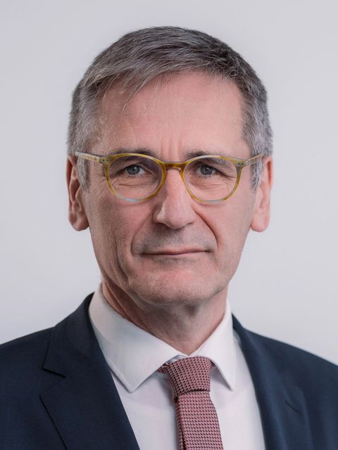 Portrait des Landtagspräsidenten Rheinland-Pfalz,  Hendrik Hering; das Bild ist hochkant; der Präsident trägt ein dunkelgraues Jacket und eine rot-weiß gemusterte Krawatte