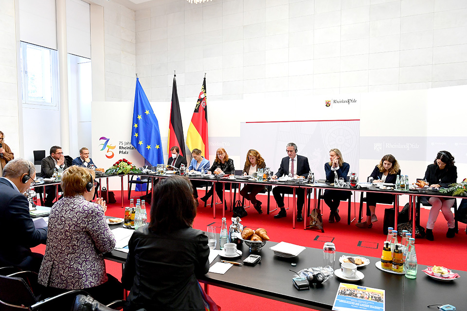 Die Beteiligten verwenden Kopfhörer für eine simultane Übersetzung.