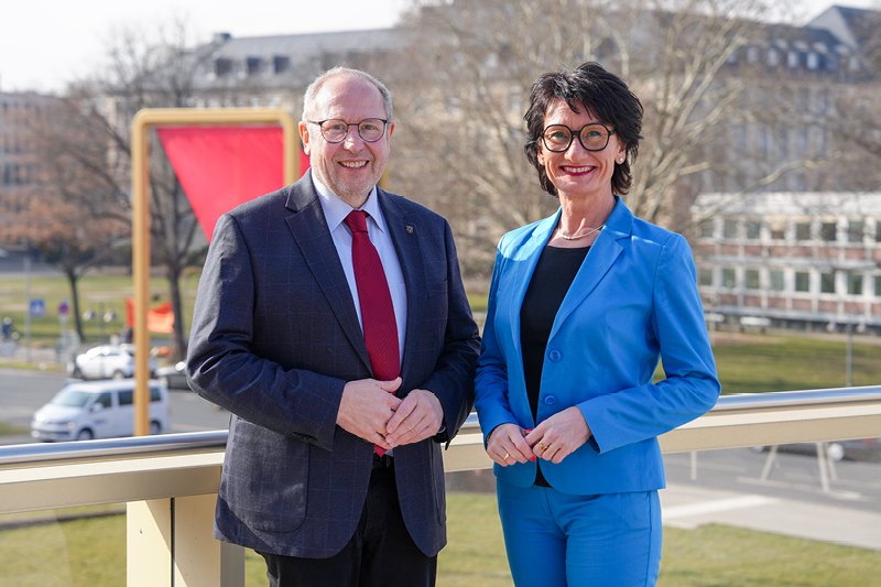 Der Vorsitzende Heiner Illing mit der stellvertretenden Vorsitzenden Petra Schneider ©Landtag RLP Der Vorsitzende Heiner Illing mit der stellvertretenden Vorsitzenden Petra Schneider