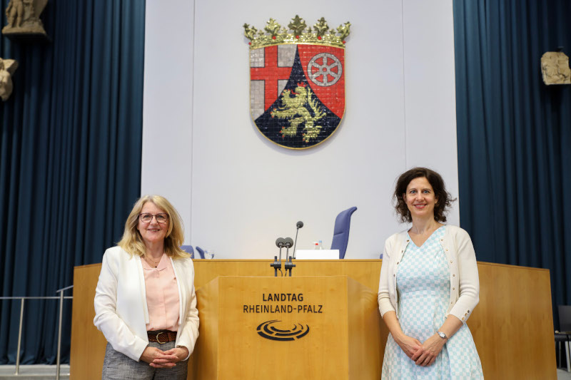 Die Vorsitzende Ausschusses für Wissenschaft Marion Schneid (links) und die stellvertretende Vorsitzende Dr. Katrin Rehak-Nitsche (rechts)