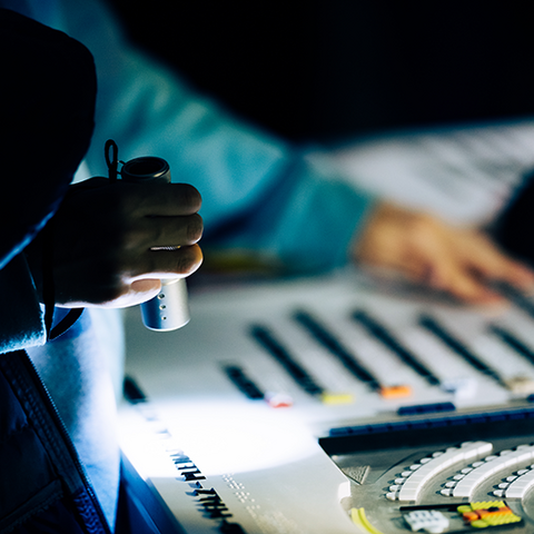 Zu sehen ist ein Ausschnitt des Models der Sitzverteilung im Plenarsaal. Einige Kinder stehen mit Taschenlampe darum.