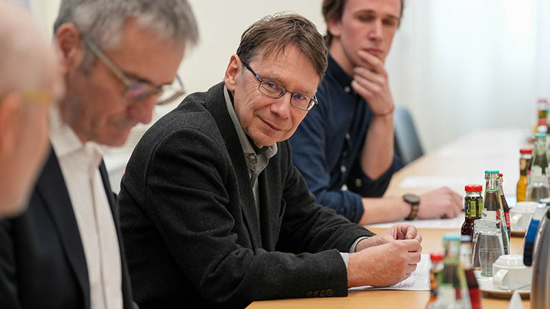 Aufnahme der Teilnehmer während der Pressekonferenz am 07.03.2023