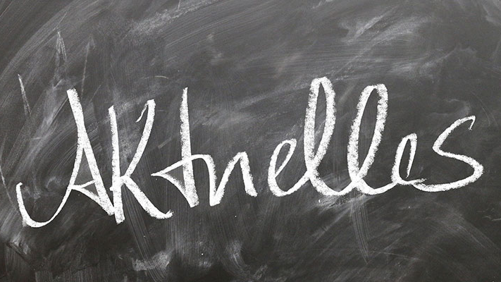 Schreibtafel auf der mit Kreide geschrieben Aktuelles steht