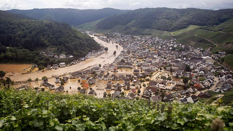 Bild nach der schweren Flut im Ahrtal 2021. Ein Dorf, das durch die Flut zerstört wurde, wurde aus den Weinbergen von oben aufgenommen.