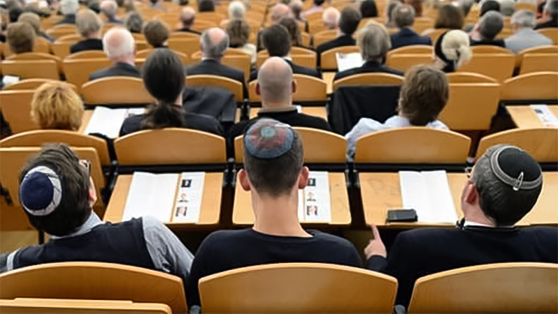 In einem Hörsaal sitzen junge Menschen, die Kippas tragen.