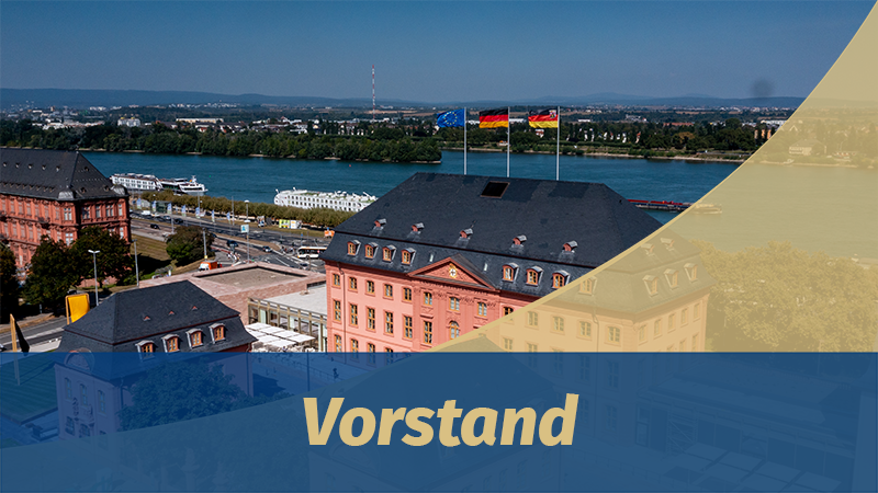 Der Landtag Rheinland-Pfalz aus der Vogelperspektive, im Hintergrund sieht man den Rhein.