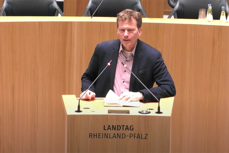Rosa am Rednerpult des Plenarsaals.