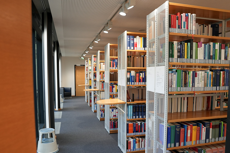 Die Bibliothek des Landtags in den Räumlichkeiten des Isenburg-Karrees.