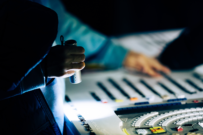 Zu sehen ist ein Ausschnitt des Models der Sitzverteilung im Plenarsaal. Einige Kinder stehen mit Taschenlampe darum.