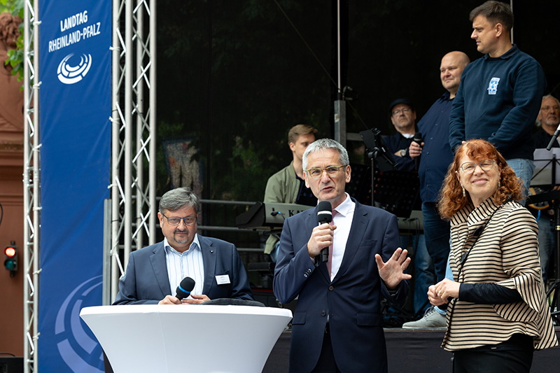 Hendrik Hering während seiner Eröffnungsrede zum Bürgerfest vor der Bühne im Hof des Landtags.