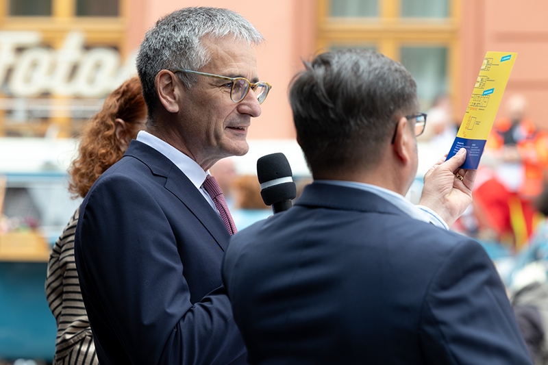 Hendrik Hering während seiner Rede im Profil.