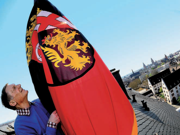 Die Flagge des Landes Rheinland-Pfalz wird auf dem Deutschhaus gehisst.