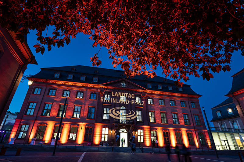 Das von Scheinwerfer angestrahlte Deutschhaus bei der Mainzer Museumsnacht im Dunkeln.