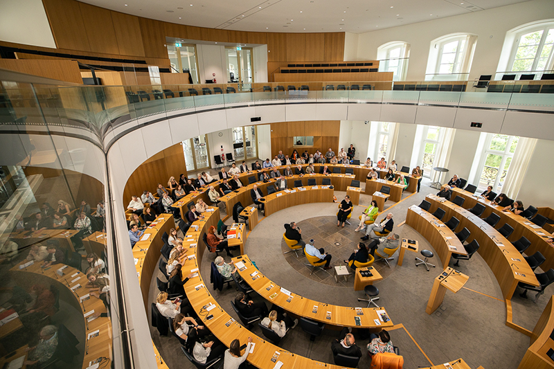 Zu sehen ist der Plenarsaal, in dem eine Fortbildung für Lehrer stattfindet.